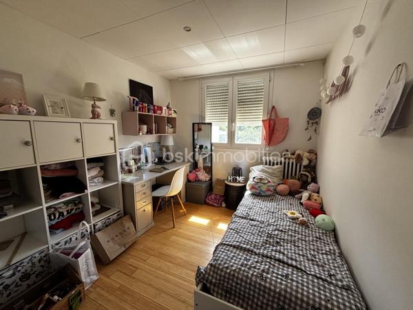 Situé sur la commune de Sète, dans le secteur du Château Vert, découvrez ce bel appartement T3 entièrement rénové d’environ 57 m², situé au 9ᵉ et dernier étage d’une résidence avec ascenseur.

L’appartement se compose d’un bel espace salon-séjour, particulièrement lumineux grâce à ses grandes fenêtres, offrant une vue panoramique exceptionnelle sur l’étang de Thau.

Vous profiterez également d’une cuisine équipée, fonctionnelle.

Côté nuit, l’appartement dispose de deux belles chambres, dont une avec dressing. Toutes deux bénéficient d’une agréable vue sur le mont Saint-Clair.

Une cave complète ce bien.

Cet appartement est vendu avec un locataire en place, dont le bail court jusqu’au mois d’octobre 2027.

Le loyer mensuel s’élève à 810 € charges comprises, dont 105 € de charges mensuelles, soit un revenu locatif annuel de 9 720 € charges comprises.

Pour les investisseurs, ce bien présente une rentabilité nette estimée à environ 6 %, calculée en tenant compte du prix d’acquisition, des frais de notaire et de la taxe foncière.

Une opportunité à découvrir sans plus tarder, contactez-nous pour organiser une visite !