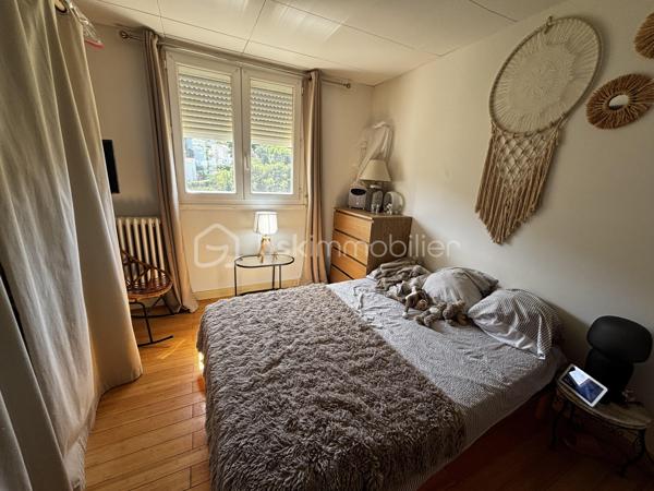Situé sur la commune de Sète, dans le secteur du Château Vert, découvrez ce bel appartement T3 entièrement rénové d’environ 57 m², situé au 9ᵉ et dernier étage d’une résidence avec ascenseur.

L’appartement se compose d’un bel espace salon-séjour, particulièrement lumineux grâce à ses grandes fenêtres, offrant une vue panoramique exceptionnelle sur l’étang de Thau.

Vous profiterez également d’une cuisine équipée, fonctionnelle.

Côté nuit, l’appartement dispose de deux belles chambres, dont une avec dressing. Toutes deux bénéficient d’une agréable vue sur le mont Saint-Clair.

Une cave complète ce bien.

Cet appartement est vendu avec un locataire en place, dont le bail court jusqu’au mois d’octobre 2027.

Le loyer mensuel s’élève à 810 € charges comprises, dont 105 € de charges mensuelles, soit un revenu locatif annuel de 9 720 € charges comprises.

Pour les investisseurs, ce bien présente une rentabilité nette estimée à environ 6 %, calculée en tenant compte du prix d’acquisition, des frais de notaire et de la taxe foncière.

Une opportunité à découvrir sans plus tarder, contactez-nous pour organiser une visite !
