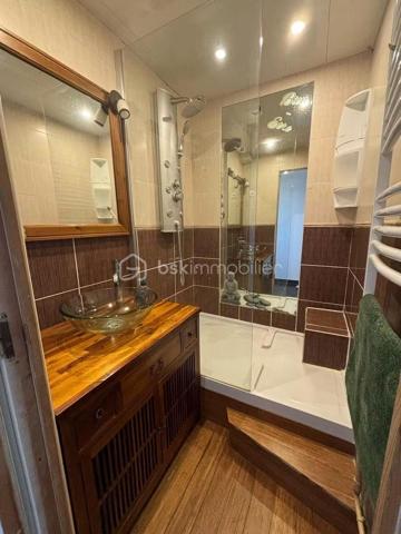 Situé sur la commune de Sète, dans le secteur du Château Vert, découvrez ce bel appartement T3 entièrement rénové d’environ 57 m², situé au 9ᵉ et dernier étage d’une résidence avec ascenseur.

L’appartement se compose d’un bel espace salon-séjour, particulièrement lumineux grâce à ses grandes fenêtres, offrant une vue panoramique exceptionnelle sur l’étang de Thau.

Vous profiterez également d’une cuisine équipée, fonctionnelle.

Côté nuit, l’appartement dispose de deux belles chambres, dont une avec dressing. Toutes deux bénéficient d’une agréable vue sur le mont Saint-Clair.

Une cave complète ce bien.

Cet appartement est vendu avec un locataire en place, dont le bail court jusqu’au mois d’octobre 2027.

Le loyer mensuel s’élève à 810 € charges comprises, dont 105 € de charges mensuelles, soit un revenu locatif annuel de 9 720 € charges comprises.

Pour les investisseurs, ce bien présente une rentabilité nette estimée à environ 6 %, calculée en tenant compte du prix d’acquisition, des frais de notaire et de la taxe foncière.

Une opportunité à découvrir sans plus tarder, contactez-nous pour organiser une visite !