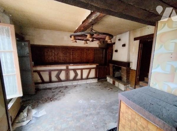 A RENOVER
Ancien hôtel restaurant : salle de bar, 2 salles de restaurant, cuisine, cave, 3 chambres,
