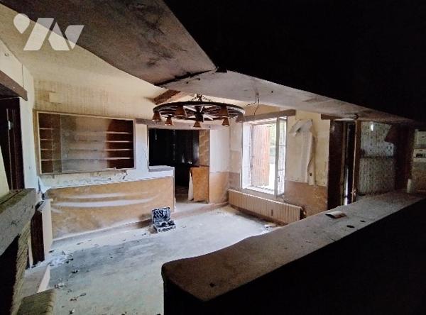 A RENOVER
Ancien hôtel restaurant : salle de bar, 2 salles de restaurant, cuisine, cave, 3 chambres,