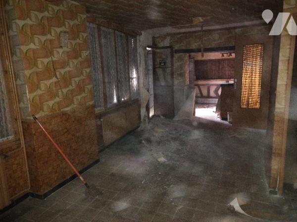 A RENOVER
Ancien hôtel restaurant : salle de bar, 2 salles de restaurant, cuisine, cave, 3 chambres,