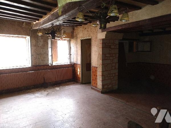 A RENOVER
Ancien hôtel restaurant : salle de bar, 2 salles de restaurant, cuisine, cave, 3 chambres,