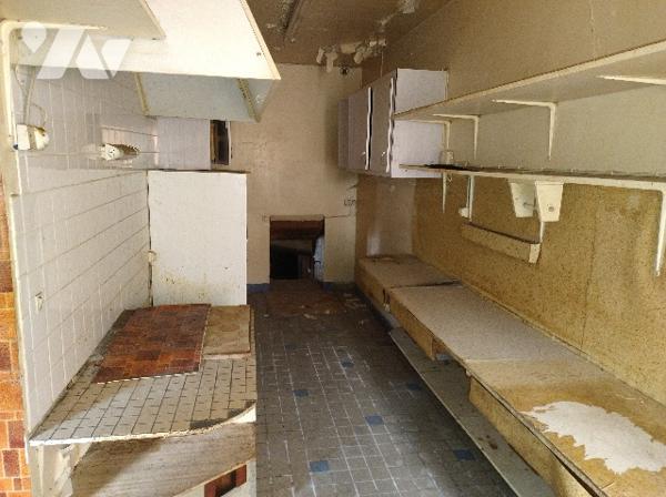 A RENOVER
Ancien hôtel restaurant : salle de bar, 2 salles de restaurant, cuisine, cave, 3 chambres,