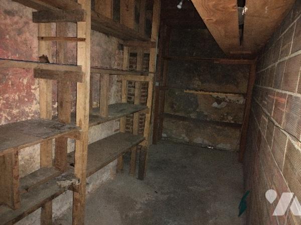 A RENOVER
Ancien hôtel restaurant : salle de bar, 2 salles de restaurant, cuisine, cave, 3 chambres,