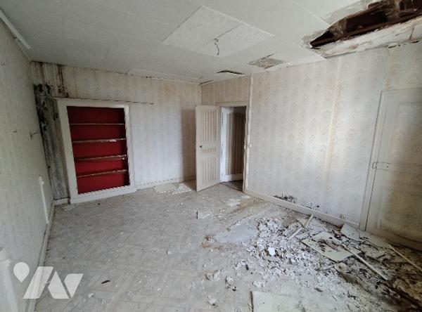 A RENOVER
Ancien hôtel restaurant : salle de bar, 2 salles de restaurant, cuisine, cave, 3 chambres,