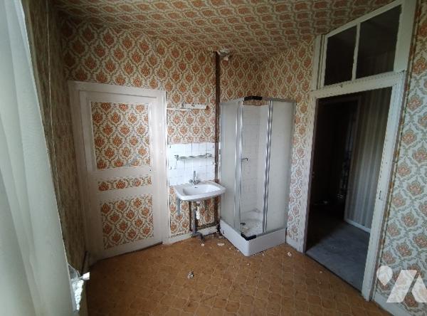 A RENOVER
Ancien hôtel restaurant : salle de bar, 2 salles de restaurant, cuisine, cave, 3 chambres,