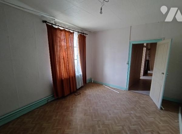 A RENOVER
Ancien hôtel restaurant : salle de bar, 2 salles de restaurant, cuisine, cave, 3 chambres,