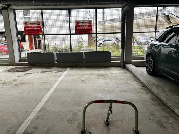 1 PLACE DE PARKING - Bas Cenon - Près de ligne A et  à 50 mètres de l'arrêt SNCF de Cenon