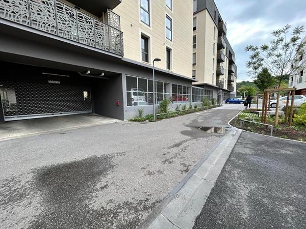 1 PLACE DE PARKING - Bas Cenon - Près de ligne A et  à 50 mètres de l'arrêt SNCF de Cenon