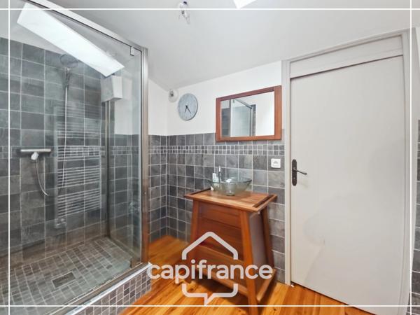 Maison en pierre pleine de charme 170 m², 4 chambres, un bureau, jardin clos, commodités et bus à pied