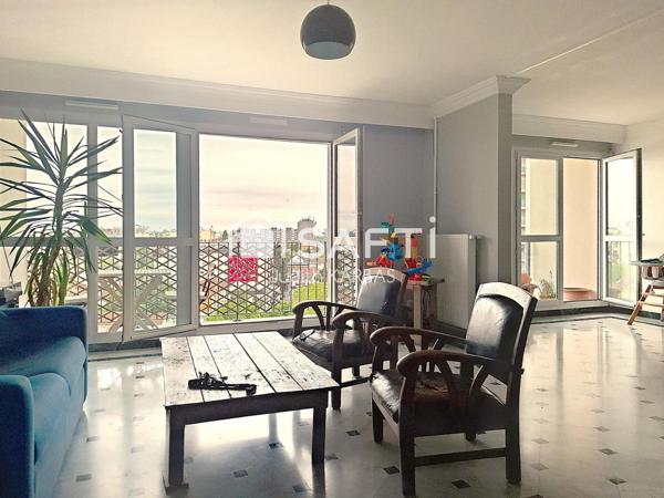 Appartement traversant au pied du métro