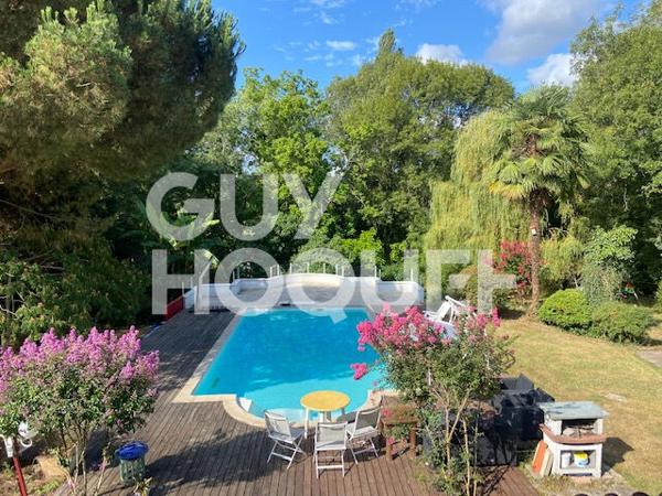 Propriété Salies de Béarn 653 m² avec jardin et piscine