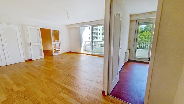Appartement lumineux avec grand balcon, cave et parking ? Un bien à découvrir absolument - Rare sur le marché !