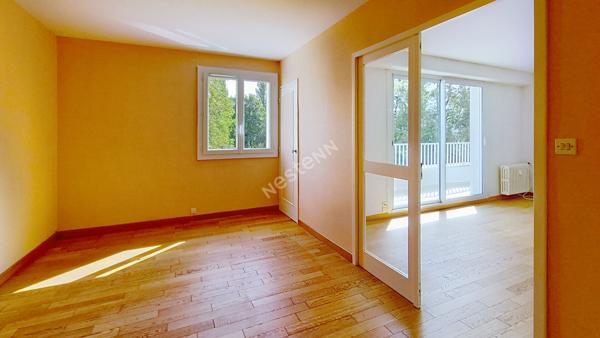 Appartement lumineux avec grand balcon, cave et parking ? Un bien à découvrir absolument - Rare sur le marché !