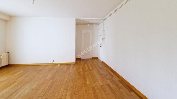 Appartement lumineux avec grand balcon, cave et parking ? Un bien à découvrir absolument - Rare sur le marché !