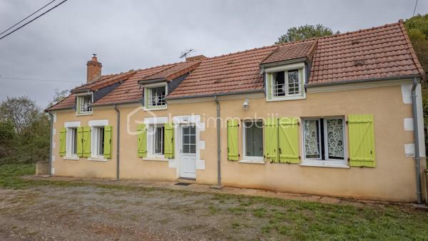 Je vous invite à découvrir cette longère de 105 m² habitables, nichée au cœur d'un cadre naturel préservé, à moins de 10 minutes de La Charité-sur-Loire.

Le bien :

- Cuisine aménagée et équipée de 18 m²
- Pièce de vie de 21 m²
- Pièce vitrée ouvrant sur une terrasse de 36 m²
- Salle de bain avec baignoire et douche à l'italienne
- Buanderie
- 3 chambres dont 1 de plain-pied
- Pompe à chaleur de 2019
- Terrain plat de 880 m² adossé à la forêt
- Carport pour 3 véhicules

Votre visite :

La visite débute par la lumineuse cuisine de 18 m² aménagée et équipée qui reflète tout le charme de cette maison ancienne avec son plafond aux poutres apparentes, son îlot central en pierre naturelle et son ancien four à pain. Cette pièce centrale distribue les différentes parties habitables de cette maison.

Un couloir dessert la chaufferie, où se trouvent la pompe à chaleur de 2019 et le ballon d'eau chaude sanitaire, puis mène à une chambre parentale de plain-pied de 13 m², récemment restaurée et équipée d'un grand dressing.

Les autres chambres se trouvent à l'étage aménagé en mansarde.
En haut des escaliers se découvre un beau palier d'une surface d'environ 15 m² au sol proposant une superficie habitable d'environ 10 m² et équipé de nombreux placards, idéal pour le rangement. Cet étage propose également deux chambres lumineuses d'une surface au sol de 16 et 18 m² offrant 10 et 11 m² habitables, toutes deux équipées de placards et dressing.

De retour au rez-de-chaussée, vous pourrez découvrir une salle de bain récente d'environ 8 m² équipée d'une baignoire et d'une douche à l'italienne. En enfilade se trouve la buanderie équipée d'étagères très pratiques pour stocker le nécessaire.

La suite de la visite vous emmène dans la pièce de vie de 21 m² lumineuse et pleine de cachet grâce à son plafond aux poutres apparentes et son mur laissé brut faisant apparaître de belles pierres naturelles. Un poêle à granulés vous permettra de projeter de belles soirées d'hiver dans cette pièce de vie pleine de caractère.

Attenante à ce salon, une pièce vitrée s'ouvre sur la terrasse de 36 m² par le biais d'une baie vitrée laissant entrevoir un terrain plat de 880 m², sans vis-à-vis notable, adossé à la forêt. Ce cadre verdoyant et privilégié vous apportera toute la sérénité pour des moments à vivre en famille ou entre amis.

Cette maison ancienne restaurée avec goût saura vous ravir par son authenticité.

Plus de photos et la vidéo sur mon site :
https://bskimmobilier.com/bien/raveau/maison-de-105-m/351742?from=agent