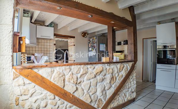 Je vous invite à découvrir cette longère de 105 m² habitables, nichée au cœur d'un cadre naturel préservé, à moins de 10 minutes de La Charité-sur-Loire.

Le bien :

- Cuisine aménagée et équipée de 18 m²
- Pièce de vie de 21 m²
- Pièce vitrée ouvrant sur une terrasse de 36 m²
- Salle de bain avec baignoire et douche à l'italienne
- Buanderie
- 3 chambres dont 1 de plain-pied
- Pompe à chaleur de 2019
- Terrain plat de 880 m² adossé à la forêt
- Carport pour 3 véhicules

Votre visite :

La visite débute par la lumineuse cuisine de 18 m² aménagée et équipée qui reflète tout le charme de cette maison ancienne avec son plafond aux poutres apparentes, son îlot central en pierre naturelle et son ancien four à pain. Cette pièce centrale distribue les différentes parties habitables de cette maison.

Un couloir dessert la chaufferie, où se trouvent la pompe à chaleur de 2019 et le ballon d'eau chaude sanitaire, puis mène à une chambre parentale de plain-pied de 13 m², récemment restaurée et équipée d'un grand dressing.

Les autres chambres se trouvent à l'étage aménagé en mansarde.
En haut des escaliers se découvre un beau palier d'une surface d'environ 15 m² au sol proposant une superficie habitable d'environ 10 m² et équipé de nombreux placards, idéal pour le rangement. Cet étage propose également deux chambres lumineuses d'une surface au sol de 16 et 18 m² offrant 10 et 11 m² habitables, toutes deux équipées de placards et dressing.

De retour au rez-de-chaussée, vous pourrez découvrir une salle de bain récente d'environ 8 m² équipée d'une baignoire et d'une douche à l'italienne. En enfilade se trouve la buanderie équipée d'étagères très pratiques pour stocker le nécessaire.

La suite de la visite vous emmène dans la pièce de vie de 21 m² lumineuse et pleine de cachet grâce à son plafond aux poutres apparentes et son mur laissé brut faisant apparaître de belles pierres naturelles. Un poêle à granulés vous permettra de projeter de belles soirées d'hiver dans cette pièce de vie pleine de caractère.

Attenante à ce salon, une pièce vitrée s'ouvre sur la terrasse de 36 m² par le biais d'une baie vitrée laissant entrevoir un terrain plat de 880 m², sans vis-à-vis notable, adossé à la forêt. Ce cadre verdoyant et privilégié vous apportera toute la sérénité pour des moments à vivre en famille ou entre amis.

Cette maison ancienne restaurée avec goût saura vous ravir par son authenticité.

Plus de photos et la vidéo sur mon site :
https://bskimmobilier.com/bien/raveau/maison-de-105-m/351742?from=agent