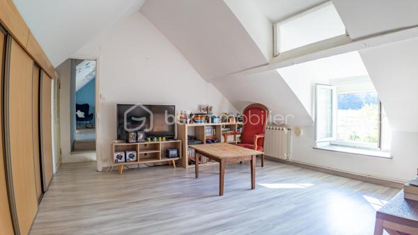 Je vous invite à découvrir cette longère de 105 m² habitables, nichée au cœur d'un cadre naturel préservé, à moins de 10 minutes de La Charité-sur-Loire.

Le bien :

- Cuisine aménagée et équipée de 18 m²
- Pièce de vie de 21 m²
- Pièce vitrée ouvrant sur une terrasse de 36 m²
- Salle de bain avec baignoire et douche à l'italienne
- Buanderie
- 3 chambres dont 1 de plain-pied
- Pompe à chaleur de 2019
- Terrain plat de 880 m² adossé à la forêt
- Carport pour 3 véhicules

Votre visite :

La visite débute par la lumineuse cuisine de 18 m² aménagée et équipée qui reflète tout le charme de cette maison ancienne avec son plafond aux poutres apparentes, son îlot central en pierre naturelle et son ancien four à pain. Cette pièce centrale distribue les différentes parties habitables de cette maison.

Un couloir dessert la chaufferie, où se trouvent la pompe à chaleur de 2019 et le ballon d'eau chaude sanitaire, puis mène à une chambre parentale de plain-pied de 13 m², récemment restaurée et équipée d'un grand dressing.

Les autres chambres se trouvent à l'étage aménagé en mansarde.
En haut des escaliers se découvre un beau palier d'une surface d'environ 15 m² au sol proposant une superficie habitable d'environ 10 m² et équipé de nombreux placards, idéal pour le rangement. Cet étage propose également deux chambres lumineuses d'une surface au sol de 16 et 18 m² offrant 10 et 11 m² habitables, toutes deux équipées de placards et dressing.

De retour au rez-de-chaussée, vous pourrez découvrir une salle de bain récente d'environ 8 m² équipée d'une baignoire et d'une douche à l'italienne. En enfilade se trouve la buanderie équipée d'étagères très pratiques pour stocker le nécessaire.

La suite de la visite vous emmène dans la pièce de vie de 21 m² lumineuse et pleine de cachet grâce à son plafond aux poutres apparentes et son mur laissé brut faisant apparaître de belles pierres naturelles. Un poêle à granulés vous permettra de projeter de belles soirées d'hiver dans cette pièce de vie pleine de caractère.

Attenante à ce salon, une pièce vitrée s'ouvre sur la terrasse de 36 m² par le biais d'une baie vitrée laissant entrevoir un terrain plat de 880 m², sans vis-à-vis notable, adossé à la forêt. Ce cadre verdoyant et privilégié vous apportera toute la sérénité pour des moments à vivre en famille ou entre amis.

Cette maison ancienne restaurée avec goût saura vous ravir par son authenticité.

Plus de photos et la vidéo sur mon site :
https://bskimmobilier.com/bien/raveau/maison-de-105-m/351742?from=agent