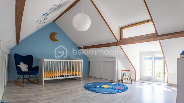 Je vous invite à découvrir cette longère de 105 m² habitables, nichée au cœur d'un cadre naturel préservé, à moins de 10 minutes de La Charité-sur-Loire.

Le bien :

- Cuisine aménagée et équipée de 18 m²
- Pièce de vie de 21 m²
- Pièce vitrée ouvrant sur une terrasse de 36 m²
- Salle de bain avec baignoire et douche à l'italienne
- Buanderie
- 3 chambres dont 1 de plain-pied
- Pompe à chaleur de 2019
- Terrain plat de 880 m² adossé à la forêt
- Carport pour 3 véhicules

Votre visite :

La visite débute par la lumineuse cuisine de 18 m² aménagée et équipée qui reflète tout le charme de cette maison ancienne avec son plafond aux poutres apparentes, son îlot central en pierre naturelle et son ancien four à pain. Cette pièce centrale distribue les différentes parties habitables de cette maison.

Un couloir dessert la chaufferie, où se trouvent la pompe à chaleur de 2019 et le ballon d'eau chaude sanitaire, puis mène à une chambre parentale de plain-pied de 13 m², récemment restaurée et équipée d'un grand dressing.

Les autres chambres se trouvent à l'étage aménagé en mansarde.
En haut des escaliers se découvre un beau palier d'une surface d'environ 15 m² au sol proposant une superficie habitable d'environ 10 m² et équipé de nombreux placards, idéal pour le rangement. Cet étage propose également deux chambres lumineuses d'une surface au sol de 16 et 18 m² offrant 10 et 11 m² habitables, toutes deux équipées de placards et dressing.

De retour au rez-de-chaussée, vous pourrez découvrir une salle de bain récente d'environ 8 m² équipée d'une baignoire et d'une douche à l'italienne. En enfilade se trouve la buanderie équipée d'étagères très pratiques pour stocker le nécessaire.

La suite de la visite vous emmène dans la pièce de vie de 21 m² lumineuse et pleine de cachet grâce à son plafond aux poutres apparentes et son mur laissé brut faisant apparaître de belles pierres naturelles. Un poêle à granulés vous permettra de projeter de belles soirées d'hiver dans cette pièce de vie pleine de caractère.

Attenante à ce salon, une pièce vitrée s'ouvre sur la terrasse de 36 m² par le biais d'une baie vitrée laissant entrevoir un terrain plat de 880 m², sans vis-à-vis notable, adossé à la forêt. Ce cadre verdoyant et privilégié vous apportera toute la sérénité pour des moments à vivre en famille ou entre amis.

Cette maison ancienne restaurée avec goût saura vous ravir par son authenticité.

Plus de photos et la vidéo sur mon site :
https://bskimmobilier.com/bien/raveau/maison-de-105-m/351742?from=agent