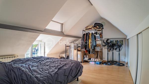 Je vous invite à découvrir cette longère de 105 m² habitables, nichée au cœur d'un cadre naturel préservé, à moins de 10 minutes de La Charité-sur-Loire.

Le bien :

- Cuisine aménagée et équipée de 18 m²
- Pièce de vie de 21 m²
- Pièce vitrée ouvrant sur une terrasse de 36 m²
- Salle de bain avec baignoire et douche à l'italienne
- Buanderie
- 3 chambres dont 1 de plain-pied
- Pompe à chaleur de 2019
- Terrain plat de 880 m² adossé à la forêt
- Carport pour 3 véhicules

Votre visite :

La visite débute par la lumineuse cuisine de 18 m² aménagée et équipée qui reflète tout le charme de cette maison ancienne avec son plafond aux poutres apparentes, son îlot central en pierre naturelle et son ancien four à pain. Cette pièce centrale distribue les différentes parties habitables de cette maison.

Un couloir dessert la chaufferie, où se trouvent la pompe à chaleur de 2019 et le ballon d'eau chaude sanitaire, puis mène à une chambre parentale de plain-pied de 13 m², récemment restaurée et équipée d'un grand dressing.

Les autres chambres se trouvent à l'étage aménagé en mansarde.
En haut des escaliers se découvre un beau palier d'une surface d'environ 15 m² au sol proposant une superficie habitable d'environ 10 m² et équipé de nombreux placards, idéal pour le rangement. Cet étage propose également deux chambres lumineuses d'une surface au sol de 16 et 18 m² offrant 10 et 11 m² habitables, toutes deux équipées de placards et dressing.

De retour au rez-de-chaussée, vous pourrez découvrir une salle de bain récente d'environ 8 m² équipée d'une baignoire et d'une douche à l'italienne. En enfilade se trouve la buanderie équipée d'étagères très pratiques pour stocker le nécessaire.

La suite de la visite vous emmène dans la pièce de vie de 21 m² lumineuse et pleine de cachet grâce à son plafond aux poutres apparentes et son mur laissé brut faisant apparaître de belles pierres naturelles. Un poêle à granulés vous permettra de projeter de belles soirées d'hiver dans cette pièce de vie pleine de caractère.

Attenante à ce salon, une pièce vitrée s'ouvre sur la terrasse de 36 m² par le biais d'une baie vitrée laissant entrevoir un terrain plat de 880 m², sans vis-à-vis notable, adossé à la forêt. Ce cadre verdoyant et privilégié vous apportera toute la sérénité pour des moments à vivre en famille ou entre amis.

Cette maison ancienne restaurée avec goût saura vous ravir par son authenticité.

Plus de photos et la vidéo sur mon site :
https://bskimmobilier.com/bien/raveau/maison-de-105-m/351742?from=agent