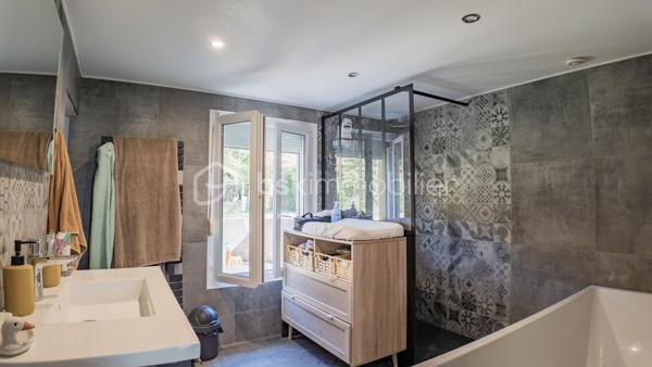 Je vous invite à découvrir cette longère de 105 m² habitables, nichée au cœur d'un cadre naturel préservé, à moins de 10 minutes de La Charité-sur-Loire.

Le bien :

- Cuisine aménagée et équipée de 18 m²
- Pièce de vie de 21 m²
- Pièce vitrée ouvrant sur une terrasse de 36 m²
- Salle de bain avec baignoire et douche à l'italienne
- Buanderie
- 3 chambres dont 1 de plain-pied
- Pompe à chaleur de 2019
- Terrain plat de 880 m² adossé à la forêt
- Carport pour 3 véhicules

Votre visite :

La visite débute par la lumineuse cuisine de 18 m² aménagée et équipée qui reflète tout le charme de cette maison ancienne avec son plafond aux poutres apparentes, son îlot central en pierre naturelle et son ancien four à pain. Cette pièce centrale distribue les différentes parties habitables de cette maison.

Un couloir dessert la chaufferie, où se trouvent la pompe à chaleur de 2019 et le ballon d'eau chaude sanitaire, puis mène à une chambre parentale de plain-pied de 13 m², récemment restaurée et équipée d'un grand dressing.

Les autres chambres se trouvent à l'étage aménagé en mansarde.
En haut des escaliers se découvre un beau palier d'une surface d'environ 15 m² au sol proposant une superficie habitable d'environ 10 m² et équipé de nombreux placards, idéal pour le rangement. Cet étage propose également deux chambres lumineuses d'une surface au sol de 16 et 18 m² offrant 10 et 11 m² habitables, toutes deux équipées de placards et dressing.

De retour au rez-de-chaussée, vous pourrez découvrir une salle de bain récente d'environ 8 m² équipée d'une baignoire et d'une douche à l'italienne. En enfilade se trouve la buanderie équipée d'étagères très pratiques pour stocker le nécessaire.

La suite de la visite vous emmène dans la pièce de vie de 21 m² lumineuse et pleine de cachet grâce à son plafond aux poutres apparentes et son mur laissé brut faisant apparaître de belles pierres naturelles. Un poêle à granulés vous permettra de projeter de belles soirées d'hiver dans cette pièce de vie pleine de caractère.

Attenante à ce salon, une pièce vitrée s'ouvre sur la terrasse de 36 m² par le biais d'une baie vitrée laissant entrevoir un terrain plat de 880 m², sans vis-à-vis notable, adossé à la forêt. Ce cadre verdoyant et privilégié vous apportera toute la sérénité pour des moments à vivre en famille ou entre amis.

Cette maison ancienne restaurée avec goût saura vous ravir par son authenticité.

Plus de photos et la vidéo sur mon site :
https://bskimmobilier.com/bien/raveau/maison-de-105-m/351742?from=agent