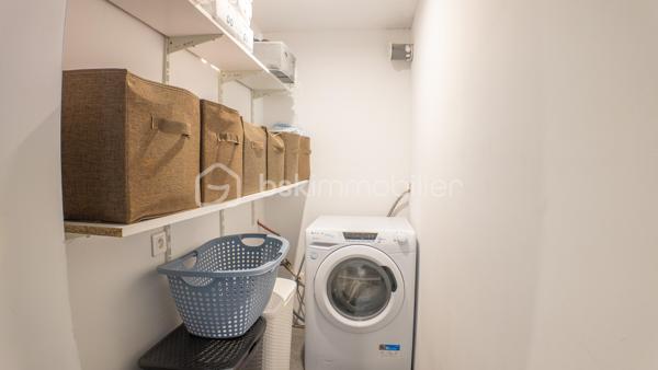 Je vous invite à découvrir cette longère de 105 m² habitables, nichée au cœur d'un cadre naturel préservé, à moins de 10 minutes de La Charité-sur-Loire.

Le bien :

- Cuisine aménagée et équipée de 18 m²
- Pièce de vie de 21 m²
- Pièce vitrée ouvrant sur une terrasse de 36 m²
- Salle de bain avec baignoire et douche à l'italienne
- Buanderie
- 3 chambres dont 1 de plain-pied
- Pompe à chaleur de 2019
- Terrain plat de 880 m² adossé à la forêt
- Carport pour 3 véhicules

Votre visite :

La visite débute par la lumineuse cuisine de 18 m² aménagée et équipée qui reflète tout le charme de cette maison ancienne avec son plafond aux poutres apparentes, son îlot central en pierre naturelle et son ancien four à pain. Cette pièce centrale distribue les différentes parties habitables de cette maison.

Un couloir dessert la chaufferie, où se trouvent la pompe à chaleur de 2019 et le ballon d'eau chaude sanitaire, puis mène à une chambre parentale de plain-pied de 13 m², récemment restaurée et équipée d'un grand dressing.

Les autres chambres se trouvent à l'étage aménagé en mansarde.
En haut des escaliers se découvre un beau palier d'une surface d'environ 15 m² au sol proposant une superficie habitable d'environ 10 m² et équipé de nombreux placards, idéal pour le rangement. Cet étage propose également deux chambres lumineuses d'une surface au sol de 16 et 18 m² offrant 10 et 11 m² habitables, toutes deux équipées de placards et dressing.

De retour au rez-de-chaussée, vous pourrez découvrir une salle de bain récente d'environ 8 m² équipée d'une baignoire et d'une douche à l'italienne. En enfilade se trouve la buanderie équipée d'étagères très pratiques pour stocker le nécessaire.

La suite de la visite vous emmène dans la pièce de vie de 21 m² lumineuse et pleine de cachet grâce à son plafond aux poutres apparentes et son mur laissé brut faisant apparaître de belles pierres naturelles. Un poêle à granulés vous permettra de projeter de belles soirées d'hiver dans cette pièce de vie pleine de caractère.

Attenante à ce salon, une pièce vitrée s'ouvre sur la terrasse de 36 m² par le biais d'une baie vitrée laissant entrevoir un terrain plat de 880 m², sans vis-à-vis notable, adossé à la forêt. Ce cadre verdoyant et privilégié vous apportera toute la sérénité pour des moments à vivre en famille ou entre amis.

Cette maison ancienne restaurée avec goût saura vous ravir par son authenticité.

Plus de photos et la vidéo sur mon site :
https://bskimmobilier.com/bien/raveau/maison-de-105-m/351742?from=agent
