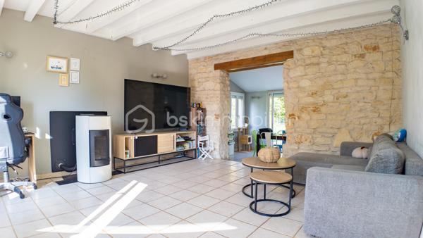 Je vous invite à découvrir cette longère de 105 m² habitables, nichée au cœur d'un cadre naturel préservé, à moins de 10 minutes de La Charité-sur-Loire.

Le bien :

- Cuisine aménagée et équipée de 18 m²
- Pièce de vie de 21 m²
- Pièce vitrée ouvrant sur une terrasse de 36 m²
- Salle de bain avec baignoire et douche à l'italienne
- Buanderie
- 3 chambres dont 1 de plain-pied
- Pompe à chaleur de 2019
- Terrain plat de 880 m² adossé à la forêt
- Carport pour 3 véhicules

Votre visite :

La visite débute par la lumineuse cuisine de 18 m² aménagée et équipée qui reflète tout le charme de cette maison ancienne avec son plafond aux poutres apparentes, son îlot central en pierre naturelle et son ancien four à pain. Cette pièce centrale distribue les différentes parties habitables de cette maison.

Un couloir dessert la chaufferie, où se trouvent la pompe à chaleur de 2019 et le ballon d'eau chaude sanitaire, puis mène à une chambre parentale de plain-pied de 13 m², récemment restaurée et équipée d'un grand dressing.

Les autres chambres se trouvent à l'étage aménagé en mansarde.
En haut des escaliers se découvre un beau palier d'une surface d'environ 15 m² au sol proposant une superficie habitable d'environ 10 m² et équipé de nombreux placards, idéal pour le rangement. Cet étage propose également deux chambres lumineuses d'une surface au sol de 16 et 18 m² offrant 10 et 11 m² habitables, toutes deux équipées de placards et dressing.

De retour au rez-de-chaussée, vous pourrez découvrir une salle de bain récente d'environ 8 m² équipée d'une baignoire et d'une douche à l'italienne. En enfilade se trouve la buanderie équipée d'étagères très pratiques pour stocker le nécessaire.

La suite de la visite vous emmène dans la pièce de vie de 21 m² lumineuse et pleine de cachet grâce à son plafond aux poutres apparentes et son mur laissé brut faisant apparaître de belles pierres naturelles. Un poêle à granulés vous permettra de projeter de belles soirées d'hiver dans cette pièce de vie pleine de caractère.

Attenante à ce salon, une pièce vitrée s'ouvre sur la terrasse de 36 m² par le biais d'une baie vitrée laissant entrevoir un terrain plat de 880 m², sans vis-à-vis notable, adossé à la forêt. Ce cadre verdoyant et privilégié vous apportera toute la sérénité pour des moments à vivre en famille ou entre amis.

Cette maison ancienne restaurée avec goût saura vous ravir par son authenticité.

Plus de photos et la vidéo sur mon site :
https://bskimmobilier.com/bien/raveau/maison-de-105-m/351742?from=agent