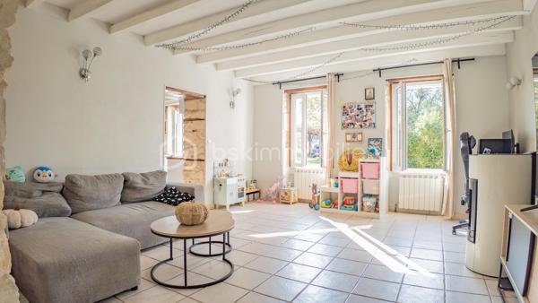 Je vous invite à découvrir cette longère de 105 m² habitables, nichée au cœur d'un cadre naturel préservé, à moins de 10 minutes de La Charité-sur-Loire.

Le bien :

- Cuisine aménagée et équipée de 18 m²
- Pièce de vie de 21 m²
- Pièce vitrée ouvrant sur une terrasse de 36 m²
- Salle de bain avec baignoire et douche à l'italienne
- Buanderie
- 3 chambres dont 1 de plain-pied
- Pompe à chaleur de 2019
- Terrain plat de 880 m² adossé à la forêt
- Carport pour 3 véhicules

Votre visite :

La visite débute par la lumineuse cuisine de 18 m² aménagée et équipée qui reflète tout le charme de cette maison ancienne avec son plafond aux poutres apparentes, son îlot central en pierre naturelle et son ancien four à pain. Cette pièce centrale distribue les différentes parties habitables de cette maison.

Un couloir dessert la chaufferie, où se trouvent la pompe à chaleur de 2019 et le ballon d'eau chaude sanitaire, puis mène à une chambre parentale de plain-pied de 13 m², récemment restaurée et équipée d'un grand dressing.

Les autres chambres se trouvent à l'étage aménagé en mansarde.
En haut des escaliers se découvre un beau palier d'une surface d'environ 15 m² au sol proposant une superficie habitable d'environ 10 m² et équipé de nombreux placards, idéal pour le rangement. Cet étage propose également deux chambres lumineuses d'une surface au sol de 16 et 18 m² offrant 10 et 11 m² habitables, toutes deux équipées de placards et dressing.

De retour au rez-de-chaussée, vous pourrez découvrir une salle de bain récente d'environ 8 m² équipée d'une baignoire et d'une douche à l'italienne. En enfilade se trouve la buanderie équipée d'étagères très pratiques pour stocker le nécessaire.

La suite de la visite vous emmène dans la pièce de vie de 21 m² lumineuse et pleine de cachet grâce à son plafond aux poutres apparentes et son mur laissé brut faisant apparaître de belles pierres naturelles. Un poêle à granulés vous permettra de projeter de belles soirées d'hiver dans cette pièce de vie pleine de caractère.

Attenante à ce salon, une pièce vitrée s'ouvre sur la terrasse de 36 m² par le biais d'une baie vitrée laissant entrevoir un terrain plat de 880 m², sans vis-à-vis notable, adossé à la forêt. Ce cadre verdoyant et privilégié vous apportera toute la sérénité pour des moments à vivre en famille ou entre amis.

Cette maison ancienne restaurée avec goût saura vous ravir par son authenticité.

Plus de photos et la vidéo sur mon site :
https://bskimmobilier.com/bien/raveau/maison-de-105-m/351742?from=agent