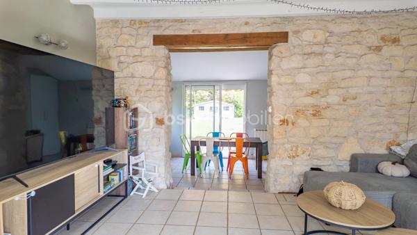 Je vous invite à découvrir cette longère de 105 m² habitables, nichée au cœur d'un cadre naturel préservé, à moins de 10 minutes de La Charité-sur-Loire.

Le bien :

- Cuisine aménagée et équipée de 18 m²
- Pièce de vie de 21 m²
- Pièce vitrée ouvrant sur une terrasse de 36 m²
- Salle de bain avec baignoire et douche à l'italienne
- Buanderie
- 3 chambres dont 1 de plain-pied
- Pompe à chaleur de 2019
- Terrain plat de 880 m² adossé à la forêt
- Carport pour 3 véhicules

Votre visite :

La visite débute par la lumineuse cuisine de 18 m² aménagée et équipée qui reflète tout le charme de cette maison ancienne avec son plafond aux poutres apparentes, son îlot central en pierre naturelle et son ancien four à pain. Cette pièce centrale distribue les différentes parties habitables de cette maison.

Un couloir dessert la chaufferie, où se trouvent la pompe à chaleur de 2019 et le ballon d'eau chaude sanitaire, puis mène à une chambre parentale de plain-pied de 13 m², récemment restaurée et équipée d'un grand dressing.

Les autres chambres se trouvent à l'étage aménagé en mansarde.
En haut des escaliers se découvre un beau palier d'une surface d'environ 15 m² au sol proposant une superficie habitable d'environ 10 m² et équipé de nombreux placards, idéal pour le rangement. Cet étage propose également deux chambres lumineuses d'une surface au sol de 16 et 18 m² offrant 10 et 11 m² habitables, toutes deux équipées de placards et dressing.

De retour au rez-de-chaussée, vous pourrez découvrir une salle de bain récente d'environ 8 m² équipée d'une baignoire et d'une douche à l'italienne. En enfilade se trouve la buanderie équipée d'étagères très pratiques pour stocker le nécessaire.

La suite de la visite vous emmène dans la pièce de vie de 21 m² lumineuse et pleine de cachet grâce à son plafond aux poutres apparentes et son mur laissé brut faisant apparaître de belles pierres naturelles. Un poêle à granulés vous permettra de projeter de belles soirées d'hiver dans cette pièce de vie pleine de caractère.

Attenante à ce salon, une pièce vitrée s'ouvre sur la terrasse de 36 m² par le biais d'une baie vitrée laissant entrevoir un terrain plat de 880 m², sans vis-à-vis notable, adossé à la forêt. Ce cadre verdoyant et privilégié vous apportera toute la sérénité pour des moments à vivre en famille ou entre amis.

Cette maison ancienne restaurée avec goût saura vous ravir par son authenticité.

Plus de photos et la vidéo sur mon site :
https://bskimmobilier.com/bien/raveau/maison-de-105-m/351742?from=agent