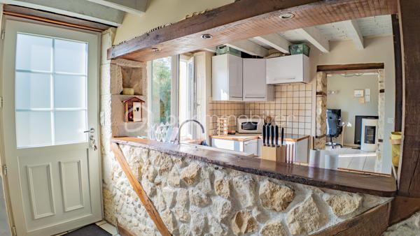Je vous invite à découvrir cette longère de 105 m² habitables, nichée au cœur d'un cadre naturel préservé, à moins de 10 minutes de La Charité-sur-Loire.

Le bien :

- Cuisine aménagée et équipée de 18 m²
- Pièce de vie de 21 m²
- Pièce vitrée ouvrant sur une terrasse de 36 m²
- Salle de bain avec baignoire et douche à l'italienne
- Buanderie
- 3 chambres dont 1 de plain-pied
- Pompe à chaleur de 2019
- Terrain plat de 880 m² adossé à la forêt
- Carport pour 3 véhicules

Votre visite :

La visite débute par la lumineuse cuisine de 18 m² aménagée et équipée qui reflète tout le charme de cette maison ancienne avec son plafond aux poutres apparentes, son îlot central en pierre naturelle et son ancien four à pain. Cette pièce centrale distribue les différentes parties habitables de cette maison.

Un couloir dessert la chaufferie, où se trouvent la pompe à chaleur de 2019 et le ballon d'eau chaude sanitaire, puis mène à une chambre parentale de plain-pied de 13 m², récemment restaurée et équipée d'un grand dressing.

Les autres chambres se trouvent à l'étage aménagé en mansarde.
En haut des escaliers se découvre un beau palier d'une surface d'environ 15 m² au sol proposant une superficie habitable d'environ 10 m² et équipé de nombreux placards, idéal pour le rangement. Cet étage propose également deux chambres lumineuses d'une surface au sol de 16 et 18 m² offrant 10 et 11 m² habitables, toutes deux équipées de placards et dressing.

De retour au rez-de-chaussée, vous pourrez découvrir une salle de bain récente d'environ 8 m² équipée d'une baignoire et d'une douche à l'italienne. En enfilade se trouve la buanderie équipée d'étagères très pratiques pour stocker le nécessaire.

La suite de la visite vous emmène dans la pièce de vie de 21 m² lumineuse et pleine de cachet grâce à son plafond aux poutres apparentes et son mur laissé brut faisant apparaître de belles pierres naturelles. Un poêle à granulés vous permettra de projeter de belles soirées d'hiver dans cette pièce de vie pleine de caractère.

Attenante à ce salon, une pièce vitrée s'ouvre sur la terrasse de 36 m² par le biais d'une baie vitrée laissant entrevoir un terrain plat de 880 m², sans vis-à-vis notable, adossé à la forêt. Ce cadre verdoyant et privilégié vous apportera toute la sérénité pour des moments à vivre en famille ou entre amis.

Cette maison ancienne restaurée avec goût saura vous ravir par son authenticité.

Plus de photos et la vidéo sur mon site :
https://bskimmobilier.com/bien/raveau/maison-de-105-m/351742?from=agent