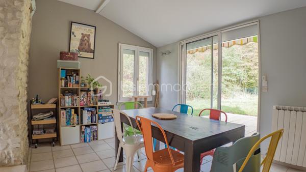 Je vous invite à découvrir cette longère de 105 m² habitables, nichée au cœur d'un cadre naturel préservé, à moins de 10 minutes de La Charité-sur-Loire.

Le bien :

- Cuisine aménagée et équipée de 18 m²
- Pièce de vie de 21 m²
- Pièce vitrée ouvrant sur une terrasse de 36 m²
- Salle de bain avec baignoire et douche à l'italienne
- Buanderie
- 3 chambres dont 1 de plain-pied
- Pompe à chaleur de 2019
- Terrain plat de 880 m² adossé à la forêt
- Carport pour 3 véhicules

Votre visite :

La visite débute par la lumineuse cuisine de 18 m² aménagée et équipée qui reflète tout le charme de cette maison ancienne avec son plafond aux poutres apparentes, son îlot central en pierre naturelle et son ancien four à pain. Cette pièce centrale distribue les différentes parties habitables de cette maison.

Un couloir dessert la chaufferie, où se trouvent la pompe à chaleur de 2019 et le ballon d'eau chaude sanitaire, puis mène à une chambre parentale de plain-pied de 13 m², récemment restaurée et équipée d'un grand dressing.

Les autres chambres se trouvent à l'étage aménagé en mansarde.
En haut des escaliers se découvre un beau palier d'une surface d'environ 15 m² au sol proposant une superficie habitable d'environ 10 m² et équipé de nombreux placards, idéal pour le rangement. Cet étage propose également deux chambres lumineuses d'une surface au sol de 16 et 18 m² offrant 10 et 11 m² habitables, toutes deux équipées de placards et dressing.

De retour au rez-de-chaussée, vous pourrez découvrir une salle de bain récente d'environ 8 m² équipée d'une baignoire et d'une douche à l'italienne. En enfilade se trouve la buanderie équipée d'étagères très pratiques pour stocker le nécessaire.

La suite de la visite vous emmène dans la pièce de vie de 21 m² lumineuse et pleine de cachet grâce à son plafond aux poutres apparentes et son mur laissé brut faisant apparaître de belles pierres naturelles. Un poêle à granulés vous permettra de projeter de belles soirées d'hiver dans cette pièce de vie pleine de caractère.

Attenante à ce salon, une pièce vitrée s'ouvre sur la terrasse de 36 m² par le biais d'une baie vitrée laissant entrevoir un terrain plat de 880 m², sans vis-à-vis notable, adossé à la forêt. Ce cadre verdoyant et privilégié vous apportera toute la sérénité pour des moments à vivre en famille ou entre amis.

Cette maison ancienne restaurée avec goût saura vous ravir par son authenticité.

Plus de photos et la vidéo sur mon site :
https://bskimmobilier.com/bien/raveau/maison-de-105-m/351742?from=agent
