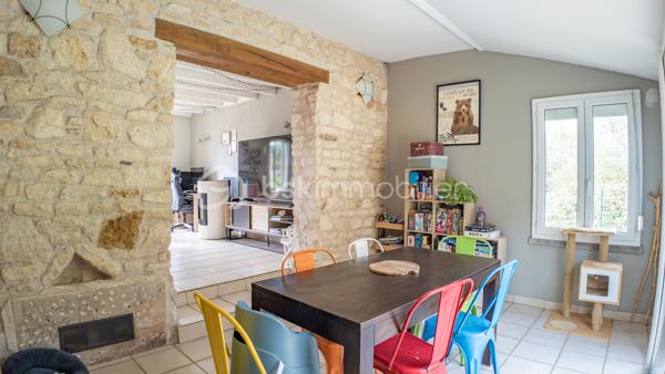 Je vous invite à découvrir cette longère de 105 m² habitables, nichée au cœur d'un cadre naturel préservé, à moins de 10 minutes de La Charité-sur-Loire.

Le bien :

- Cuisine aménagée et équipée de 18 m²
- Pièce de vie de 21 m²
- Pièce vitrée ouvrant sur une terrasse de 36 m²
- Salle de bain avec baignoire et douche à l'italienne
- Buanderie
- 3 chambres dont 1 de plain-pied
- Pompe à chaleur de 2019
- Terrain plat de 880 m² adossé à la forêt
- Carport pour 3 véhicules

Votre visite :

La visite débute par la lumineuse cuisine de 18 m² aménagée et équipée qui reflète tout le charme de cette maison ancienne avec son plafond aux poutres apparentes, son îlot central en pierre naturelle et son ancien four à pain. Cette pièce centrale distribue les différentes parties habitables de cette maison.

Un couloir dessert la chaufferie, où se trouvent la pompe à chaleur de 2019 et le ballon d'eau chaude sanitaire, puis mène à une chambre parentale de plain-pied de 13 m², récemment restaurée et équipée d'un grand dressing.

Les autres chambres se trouvent à l'étage aménagé en mansarde.
En haut des escaliers se découvre un beau palier d'une surface d'environ 15 m² au sol proposant une superficie habitable d'environ 10 m² et équipé de nombreux placards, idéal pour le rangement. Cet étage propose également deux chambres lumineuses d'une surface au sol de 16 et 18 m² offrant 10 et 11 m² habitables, toutes deux équipées de placards et dressing.

De retour au rez-de-chaussée, vous pourrez découvrir une salle de bain récente d'environ 8 m² équipée d'une baignoire et d'une douche à l'italienne. En enfilade se trouve la buanderie équipée d'étagères très pratiques pour stocker le nécessaire.

La suite de la visite vous emmène dans la pièce de vie de 21 m² lumineuse et pleine de cachet grâce à son plafond aux poutres apparentes et son mur laissé brut faisant apparaître de belles pierres naturelles. Un poêle à granulés vous permettra de projeter de belles soirées d'hiver dans cette pièce de vie pleine de caractère.

Attenante à ce salon, une pièce vitrée s'ouvre sur la terrasse de 36 m² par le biais d'une baie vitrée laissant entrevoir un terrain plat de 880 m², sans vis-à-vis notable, adossé à la forêt. Ce cadre verdoyant et privilégié vous apportera toute la sérénité pour des moments à vivre en famille ou entre amis.

Cette maison ancienne restaurée avec goût saura vous ravir par son authenticité.

Plus de photos et la vidéo sur mon site :
https://bskimmobilier.com/bien/raveau/maison-de-105-m/351742?from=agent