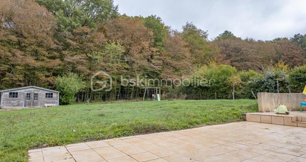 Je vous invite à découvrir cette longère de 105 m² habitables, nichée au cœur d'un cadre naturel préservé, à moins de 10 minutes de La Charité-sur-Loire.

Le bien :

- Cuisine aménagée et équipée de 18 m²
- Pièce de vie de 21 m²
- Pièce vitrée ouvrant sur une terrasse de 36 m²
- Salle de bain avec baignoire et douche à l'italienne
- Buanderie
- 3 chambres dont 1 de plain-pied
- Pompe à chaleur de 2019
- Terrain plat de 880 m² adossé à la forêt
- Carport pour 3 véhicules

Votre visite :

La visite débute par la lumineuse cuisine de 18 m² aménagée et équipée qui reflète tout le charme de cette maison ancienne avec son plafond aux poutres apparentes, son îlot central en pierre naturelle et son ancien four à pain. Cette pièce centrale distribue les différentes parties habitables de cette maison.

Un couloir dessert la chaufferie, où se trouvent la pompe à chaleur de 2019 et le ballon d'eau chaude sanitaire, puis mène à une chambre parentale de plain-pied de 13 m², récemment restaurée et équipée d'un grand dressing.

Les autres chambres se trouvent à l'étage aménagé en mansarde.
En haut des escaliers se découvre un beau palier d'une surface d'environ 15 m² au sol proposant une superficie habitable d'environ 10 m² et équipé de nombreux placards, idéal pour le rangement. Cet étage propose également deux chambres lumineuses d'une surface au sol de 16 et 18 m² offrant 10 et 11 m² habitables, toutes deux équipées de placards et dressing.

De retour au rez-de-chaussée, vous pourrez découvrir une salle de bain récente d'environ 8 m² équipée d'une baignoire et d'une douche à l'italienne. En enfilade se trouve la buanderie équipée d'étagères très pratiques pour stocker le nécessaire.

La suite de la visite vous emmène dans la pièce de vie de 21 m² lumineuse et pleine de cachet grâce à son plafond aux poutres apparentes et son mur laissé brut faisant apparaître de belles pierres naturelles. Un poêle à granulés vous permettra de projeter de belles soirées d'hiver dans cette pièce de vie pleine de caractère.

Attenante à ce salon, une pièce vitrée s'ouvre sur la terrasse de 36 m² par le biais d'une baie vitrée laissant entrevoir un terrain plat de 880 m², sans vis-à-vis notable, adossé à la forêt. Ce cadre verdoyant et privilégié vous apportera toute la sérénité pour des moments à vivre en famille ou entre amis.

Cette maison ancienne restaurée avec goût saura vous ravir par son authenticité.

Plus de photos et la vidéo sur mon site :
https://bskimmobilier.com/bien/raveau/maison-de-105-m/351742?from=agent