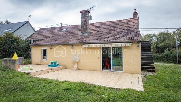Je vous invite à découvrir cette longère de 105 m² habitables, nichée au cœur d'un cadre naturel préservé, à moins de 10 minutes de La Charité-sur-Loire.

Le bien :

- Cuisine aménagée et équipée de 18 m²
- Pièce de vie de 21 m²
- Pièce vitrée ouvrant sur une terrasse de 36 m²
- Salle de bain avec baignoire et douche à l'italienne
- Buanderie
- 3 chambres dont 1 de plain-pied
- Pompe à chaleur de 2019
- Terrain plat de 880 m² adossé à la forêt
- Carport pour 3 véhicules

Votre visite :

La visite débute par la lumineuse cuisine de 18 m² aménagée et équipée qui reflète tout le charme de cette maison ancienne avec son plafond aux poutres apparentes, son îlot central en pierre naturelle et son ancien four à pain. Cette pièce centrale distribue les différentes parties habitables de cette maison.

Un couloir dessert la chaufferie, où se trouvent la pompe à chaleur de 2019 et le ballon d'eau chaude sanitaire, puis mène à une chambre parentale de plain-pied de 13 m², récemment restaurée et équipée d'un grand dressing.

Les autres chambres se trouvent à l'étage aménagé en mansarde.
En haut des escaliers se découvre un beau palier d'une surface d'environ 15 m² au sol proposant une superficie habitable d'environ 10 m² et équipé de nombreux placards, idéal pour le rangement. Cet étage propose également deux chambres lumineuses d'une surface au sol de 16 et 18 m² offrant 10 et 11 m² habitables, toutes deux équipées de placards et dressing.

De retour au rez-de-chaussée, vous pourrez découvrir une salle de bain récente d'environ 8 m² équipée d'une baignoire et d'une douche à l'italienne. En enfilade se trouve la buanderie équipée d'étagères très pratiques pour stocker le nécessaire.

La suite de la visite vous emmène dans la pièce de vie de 21 m² lumineuse et pleine de cachet grâce à son plafond aux poutres apparentes et son mur laissé brut faisant apparaître de belles pierres naturelles. Un poêle à granulés vous permettra de projeter de belles soirées d'hiver dans cette pièce de vie pleine de caractère.

Attenante à ce salon, une pièce vitrée s'ouvre sur la terrasse de 36 m² par le biais d'une baie vitrée laissant entrevoir un terrain plat de 880 m², sans vis-à-vis notable, adossé à la forêt. Ce cadre verdoyant et privilégié vous apportera toute la sérénité pour des moments à vivre en famille ou entre amis.

Cette maison ancienne restaurée avec goût saura vous ravir par son authenticité.

Plus de photos et la vidéo sur mon site :
https://bskimmobilier.com/bien/raveau/maison-de-105-m/351742?from=agent