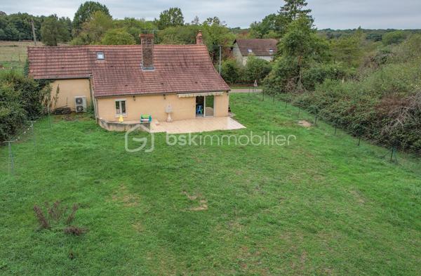 Je vous invite à découvrir cette longère de 105 m² habitables, nichée au cœur d'un cadre naturel préservé, à moins de 10 minutes de La Charité-sur-Loire.

Le bien :

- Cuisine aménagée et équipée de 18 m²
- Pièce de vie de 21 m²
- Pièce vitrée ouvrant sur une terrasse de 36 m²
- Salle de bain avec baignoire et douche à l'italienne
- Buanderie
- 3 chambres dont 1 de plain-pied
- Pompe à chaleur de 2019
- Terrain plat de 880 m² adossé à la forêt
- Carport pour 3 véhicules

Votre visite :

La visite débute par la lumineuse cuisine de 18 m² aménagée et équipée qui reflète tout le charme de cette maison ancienne avec son plafond aux poutres apparentes, son îlot central en pierre naturelle et son ancien four à pain. Cette pièce centrale distribue les différentes parties habitables de cette maison.

Un couloir dessert la chaufferie, où se trouvent la pompe à chaleur de 2019 et le ballon d'eau chaude sanitaire, puis mène à une chambre parentale de plain-pied de 13 m², récemment restaurée et équipée d'un grand dressing.

Les autres chambres se trouvent à l'étage aménagé en mansarde.
En haut des escaliers se découvre un beau palier d'une surface d'environ 15 m² au sol proposant une superficie habitable d'environ 10 m² et équipé de nombreux placards, idéal pour le rangement. Cet étage propose également deux chambres lumineuses d'une surface au sol de 16 et 18 m² offrant 10 et 11 m² habitables, toutes deux équipées de placards et dressing.

De retour au rez-de-chaussée, vous pourrez découvrir une salle de bain récente d'environ 8 m² équipée d'une baignoire et d'une douche à l'italienne. En enfilade se trouve la buanderie équipée d'étagères très pratiques pour stocker le nécessaire.

La suite de la visite vous emmène dans la pièce de vie de 21 m² lumineuse et pleine de cachet grâce à son plafond aux poutres apparentes et son mur laissé brut faisant apparaître de belles pierres naturelles. Un poêle à granulés vous permettra de projeter de belles soirées d'hiver dans cette pièce de vie pleine de caractère.

Attenante à ce salon, une pièce vitrée s'ouvre sur la terrasse de 36 m² par le biais d'une baie vitrée laissant entrevoir un terrain plat de 880 m², sans vis-à-vis notable, adossé à la forêt. Ce cadre verdoyant et privilégié vous apportera toute la sérénité pour des moments à vivre en famille ou entre amis.

Cette maison ancienne restaurée avec goût saura vous ravir par son authenticité.

Plus de photos et la vidéo sur mon site :
https://bskimmobilier.com/bien/raveau/maison-de-105-m/351742?from=agent