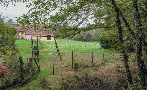 Je vous invite à découvrir cette longère de 105 m² habitables, nichée au cœur d'un cadre naturel préservé, à moins de 10 minutes de La Charité-sur-Loire.

Le bien :

- Cuisine aménagée et équipée de 18 m²
- Pièce de vie de 21 m²
- Pièce vitrée ouvrant sur une terrasse de 36 m²
- Salle de bain avec baignoire et douche à l'italienne
- Buanderie
- 3 chambres dont 1 de plain-pied
- Pompe à chaleur de 2019
- Terrain plat de 880 m² adossé à la forêt
- Carport pour 3 véhicules

Votre visite :

La visite débute par la lumineuse cuisine de 18 m² aménagée et équipée qui reflète tout le charme de cette maison ancienne avec son plafond aux poutres apparentes, son îlot central en pierre naturelle et son ancien four à pain. Cette pièce centrale distribue les différentes parties habitables de cette maison.

Un couloir dessert la chaufferie, où se trouvent la pompe à chaleur de 2019 et le ballon d'eau chaude sanitaire, puis mène à une chambre parentale de plain-pied de 13 m², récemment restaurée et équipée d'un grand dressing.

Les autres chambres se trouvent à l'étage aménagé en mansarde.
En haut des escaliers se découvre un beau palier d'une surface d'environ 15 m² au sol proposant une superficie habitable d'environ 10 m² et équipé de nombreux placards, idéal pour le rangement. Cet étage propose également deux chambres lumineuses d'une surface au sol de 16 et 18 m² offrant 10 et 11 m² habitables, toutes deux équipées de placards et dressing.

De retour au rez-de-chaussée, vous pourrez découvrir une salle de bain récente d'environ 8 m² équipée d'une baignoire et d'une douche à l'italienne. En enfilade se trouve la buanderie équipée d'étagères très pratiques pour stocker le nécessaire.

La suite de la visite vous emmène dans la pièce de vie de 21 m² lumineuse et pleine de cachet grâce à son plafond aux poutres apparentes et son mur laissé brut faisant apparaître de belles pierres naturelles. Un poêle à granulés vous permettra de projeter de belles soirées d'hiver dans cette pièce de vie pleine de caractère.

Attenante à ce salon, une pièce vitrée s'ouvre sur la terrasse de 36 m² par le biais d'une baie vitrée laissant entrevoir un terrain plat de 880 m², sans vis-à-vis notable, adossé à la forêt. Ce cadre verdoyant et privilégié vous apportera toute la sérénité pour des moments à vivre en famille ou entre amis.

Cette maison ancienne restaurée avec goût saura vous ravir par son authenticité.

Plus de photos et la vidéo sur mon site :
https://bskimmobilier.com/bien/raveau/maison-de-105-m/351742?from=agent