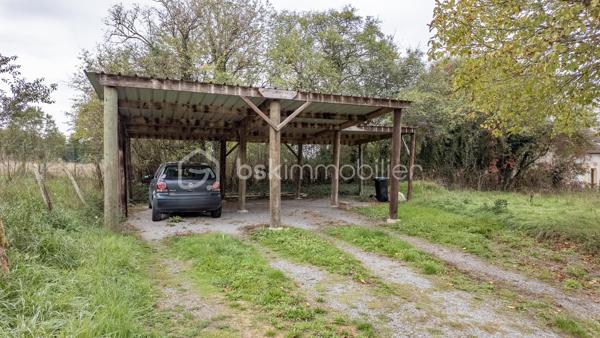 Je vous invite à découvrir cette longère de 105 m² habitables, nichée au cœur d'un cadre naturel préservé, à moins de 10 minutes de La Charité-sur-Loire.

Le bien :

- Cuisine aménagée et équipée de 18 m²
- Pièce de vie de 21 m²
- Pièce vitrée ouvrant sur une terrasse de 36 m²
- Salle de bain avec baignoire et douche à l'italienne
- Buanderie
- 3 chambres dont 1 de plain-pied
- Pompe à chaleur de 2019
- Terrain plat de 880 m² adossé à la forêt
- Carport pour 3 véhicules

Votre visite :

La visite débute par la lumineuse cuisine de 18 m² aménagée et équipée qui reflète tout le charme de cette maison ancienne avec son plafond aux poutres apparentes, son îlot central en pierre naturelle et son ancien four à pain. Cette pièce centrale distribue les différentes parties habitables de cette maison.

Un couloir dessert la chaufferie, où se trouvent la pompe à chaleur de 2019 et le ballon d'eau chaude sanitaire, puis mène à une chambre parentale de plain-pied de 13 m², récemment restaurée et équipée d'un grand dressing.

Les autres chambres se trouvent à l'étage aménagé en mansarde.
En haut des escaliers se découvre un beau palier d'une surface d'environ 15 m² au sol proposant une superficie habitable d'environ 10 m² et équipé de nombreux placards, idéal pour le rangement. Cet étage propose également deux chambres lumineuses d'une surface au sol de 16 et 18 m² offrant 10 et 11 m² habitables, toutes deux équipées de placards et dressing.

De retour au rez-de-chaussée, vous pourrez découvrir une salle de bain récente d'environ 8 m² équipée d'une baignoire et d'une douche à l'italienne. En enfilade se trouve la buanderie équipée d'étagères très pratiques pour stocker le nécessaire.

La suite de la visite vous emmène dans la pièce de vie de 21 m² lumineuse et pleine de cachet grâce à son plafond aux poutres apparentes et son mur laissé brut faisant apparaître de belles pierres naturelles. Un poêle à granulés vous permettra de projeter de belles soirées d'hiver dans cette pièce de vie pleine de caractère.

Attenante à ce salon, une pièce vitrée s'ouvre sur la terrasse de 36 m² par le biais d'une baie vitrée laissant entrevoir un terrain plat de 880 m², sans vis-à-vis notable, adossé à la forêt. Ce cadre verdoyant et privilégié vous apportera toute la sérénité pour des moments à vivre en famille ou entre amis.

Cette maison ancienne restaurée avec goût saura vous ravir par son authenticité.

Plus de photos et la vidéo sur mon site :
https://bskimmobilier.com/bien/raveau/maison-de-105-m/351742?from=agent