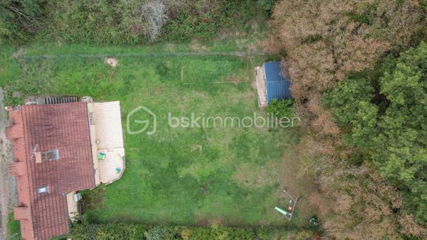 Je vous invite à découvrir cette longère de 105 m² habitables, nichée au cœur d'un cadre naturel préservé, à moins de 10 minutes de La Charité-sur-Loire.

Le bien :

- Cuisine aménagée et équipée de 18 m²
- Pièce de vie de 21 m²
- Pièce vitrée ouvrant sur une terrasse de 36 m²
- Salle de bain avec baignoire et douche à l'italienne
- Buanderie
- 3 chambres dont 1 de plain-pied
- Pompe à chaleur de 2019
- Terrain plat de 880 m² adossé à la forêt
- Carport pour 3 véhicules

Votre visite :

La visite débute par la lumineuse cuisine de 18 m² aménagée et équipée qui reflète tout le charme de cette maison ancienne avec son plafond aux poutres apparentes, son îlot central en pierre naturelle et son ancien four à pain. Cette pièce centrale distribue les différentes parties habitables de cette maison.

Un couloir dessert la chaufferie, où se trouvent la pompe à chaleur de 2019 et le ballon d'eau chaude sanitaire, puis mène à une chambre parentale de plain-pied de 13 m², récemment restaurée et équipée d'un grand dressing.

Les autres chambres se trouvent à l'étage aménagé en mansarde.
En haut des escaliers se découvre un beau palier d'une surface d'environ 15 m² au sol proposant une superficie habitable d'environ 10 m² et équipé de nombreux placards, idéal pour le rangement. Cet étage propose également deux chambres lumineuses d'une surface au sol de 16 et 18 m² offrant 10 et 11 m² habitables, toutes deux équipées de placards et dressing.

De retour au rez-de-chaussée, vous pourrez découvrir une salle de bain récente d'environ 8 m² équipée d'une baignoire et d'une douche à l'italienne. En enfilade se trouve la buanderie équipée d'étagères très pratiques pour stocker le nécessaire.

La suite de la visite vous emmène dans la pièce de vie de 21 m² lumineuse et pleine de cachet grâce à son plafond aux poutres apparentes et son mur laissé brut faisant apparaître de belles pierres naturelles. Un poêle à granulés vous permettra de projeter de belles soirées d'hiver dans cette pièce de vie pleine de caractère.

Attenante à ce salon, une pièce vitrée s'ouvre sur la terrasse de 36 m² par le biais d'une baie vitrée laissant entrevoir un terrain plat de 880 m², sans vis-à-vis notable, adossé à la forêt. Ce cadre verdoyant et privilégié vous apportera toute la sérénité pour des moments à vivre en famille ou entre amis.

Cette maison ancienne restaurée avec goût saura vous ravir par son authenticité.

Plus de photos et la vidéo sur mon site :
https://bskimmobilier.com/bien/raveau/maison-de-105-m/351742?from=agent