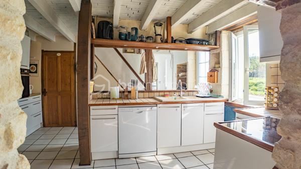 Je vous invite à découvrir cette longère de 105 m² habitables, nichée au cœur d'un cadre naturel préservé, à moins de 10 minutes de La Charité-sur-Loire.

Le bien :

- Cuisine aménagée et équipée de 18 m²
- Pièce de vie de 21 m²
- Pièce vitrée ouvrant sur une terrasse de 36 m²
- Salle de bain avec baignoire et douche à l'italienne
- Buanderie
- 3 chambres dont 1 de plain-pied
- Pompe à chaleur de 2019
- Terrain plat de 880 m² adossé à la forêt
- Carport pour 3 véhicules

Votre visite :

La visite débute par la lumineuse cuisine de 18 m² aménagée et équipée qui reflète tout le charme de cette maison ancienne avec son plafond aux poutres apparentes, son îlot central en pierre naturelle et son ancien four à pain. Cette pièce centrale distribue les différentes parties habitables de cette maison.

Un couloir dessert la chaufferie, où se trouvent la pompe à chaleur de 2019 et le ballon d'eau chaude sanitaire, puis mène à une chambre parentale de plain-pied de 13 m², récemment restaurée et équipée d'un grand dressing.

Les autres chambres se trouvent à l'étage aménagé en mansarde.
En haut des escaliers se découvre un beau palier d'une surface d'environ 15 m² au sol proposant une superficie habitable d'environ 10 m² et équipé de nombreux placards, idéal pour le rangement. Cet étage propose également deux chambres lumineuses d'une surface au sol de 16 et 18 m² offrant 10 et 11 m² habitables, toutes deux équipées de placards et dressing.

De retour au rez-de-chaussée, vous pourrez découvrir une salle de bain récente d'environ 8 m² équipée d'une baignoire et d'une douche à l'italienne. En enfilade se trouve la buanderie équipée d'étagères très pratiques pour stocker le nécessaire.

La suite de la visite vous emmène dans la pièce de vie de 21 m² lumineuse et pleine de cachet grâce à son plafond aux poutres apparentes et son mur laissé brut faisant apparaître de belles pierres naturelles. Un poêle à granulés vous permettra de projeter de belles soirées d'hiver dans cette pièce de vie pleine de caractère.

Attenante à ce salon, une pièce vitrée s'ouvre sur la terrasse de 36 m² par le biais d'une baie vitrée laissant entrevoir un terrain plat de 880 m², sans vis-à-vis notable, adossé à la forêt. Ce cadre verdoyant et privilégié vous apportera toute la sérénité pour des moments à vivre en famille ou entre amis.

Cette maison ancienne restaurée avec goût saura vous ravir par son authenticité.

Plus de photos et la vidéo sur mon site :
https://bskimmobilier.com/bien/raveau/maison-de-105-m/351742?from=agent