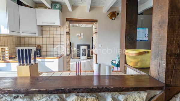 Je vous invite à découvrir cette longère de 105 m² habitables, nichée au cœur d'un cadre naturel préservé, à moins de 10 minutes de La Charité-sur-Loire.

Le bien :

- Cuisine aménagée et équipée de 18 m²
- Pièce de vie de 21 m²
- Pièce vitrée ouvrant sur une terrasse de 36 m²
- Salle de bain avec baignoire et douche à l'italienne
- Buanderie
- 3 chambres dont 1 de plain-pied
- Pompe à chaleur de 2019
- Terrain plat de 880 m² adossé à la forêt
- Carport pour 3 véhicules

Votre visite :

La visite débute par la lumineuse cuisine de 18 m² aménagée et équipée qui reflète tout le charme de cette maison ancienne avec son plafond aux poutres apparentes, son îlot central en pierre naturelle et son ancien four à pain. Cette pièce centrale distribue les différentes parties habitables de cette maison.

Un couloir dessert la chaufferie, où se trouvent la pompe à chaleur de 2019 et le ballon d'eau chaude sanitaire, puis mène à une chambre parentale de plain-pied de 13 m², récemment restaurée et équipée d'un grand dressing.

Les autres chambres se trouvent à l'étage aménagé en mansarde.
En haut des escaliers se découvre un beau palier d'une surface d'environ 15 m² au sol proposant une superficie habitable d'environ 10 m² et équipé de nombreux placards, idéal pour le rangement. Cet étage propose également deux chambres lumineuses d'une surface au sol de 16 et 18 m² offrant 10 et 11 m² habitables, toutes deux équipées de placards et dressing.

De retour au rez-de-chaussée, vous pourrez découvrir une salle de bain récente d'environ 8 m² équipée d'une baignoire et d'une douche à l'italienne. En enfilade se trouve la buanderie équipée d'étagères très pratiques pour stocker le nécessaire.

La suite de la visite vous emmène dans la pièce de vie de 21 m² lumineuse et pleine de cachet grâce à son plafond aux poutres apparentes et son mur laissé brut faisant apparaître de belles pierres naturelles. Un poêle à granulés vous permettra de projeter de belles soirées d'hiver dans cette pièce de vie pleine de caractère.

Attenante à ce salon, une pièce vitrée s'ouvre sur la terrasse de 36 m² par le biais d'une baie vitrée laissant entrevoir un terrain plat de 880 m², sans vis-à-vis notable, adossé à la forêt. Ce cadre verdoyant et privilégié vous apportera toute la sérénité pour des moments à vivre en famille ou entre amis.

Cette maison ancienne restaurée avec goût saura vous ravir par son authenticité.

Plus de photos et la vidéo sur mon site :
https://bskimmobilier.com/bien/raveau/maison-de-105-m/351742?from=agent