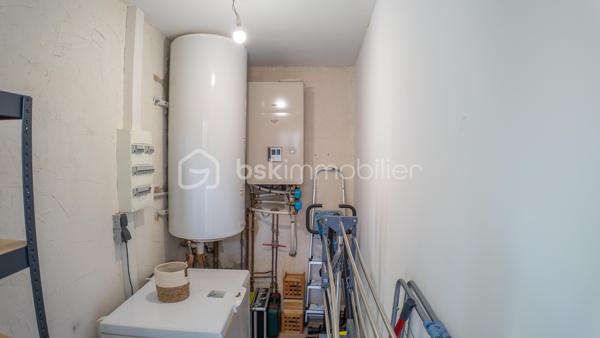 Je vous invite à découvrir cette longère de 105 m² habitables, nichée au cœur d'un cadre naturel préservé, à moins de 10 minutes de La Charité-sur-Loire.

Le bien :

- Cuisine aménagée et équipée de 18 m²
- Pièce de vie de 21 m²
- Pièce vitrée ouvrant sur une terrasse de 36 m²
- Salle de bain avec baignoire et douche à l'italienne
- Buanderie
- 3 chambres dont 1 de plain-pied
- Pompe à chaleur de 2019
- Terrain plat de 880 m² adossé à la forêt
- Carport pour 3 véhicules

Votre visite :

La visite débute par la lumineuse cuisine de 18 m² aménagée et équipée qui reflète tout le charme de cette maison ancienne avec son plafond aux poutres apparentes, son îlot central en pierre naturelle et son ancien four à pain. Cette pièce centrale distribue les différentes parties habitables de cette maison.

Un couloir dessert la chaufferie, où se trouvent la pompe à chaleur de 2019 et le ballon d'eau chaude sanitaire, puis mène à une chambre parentale de plain-pied de 13 m², récemment restaurée et équipée d'un grand dressing.

Les autres chambres se trouvent à l'étage aménagé en mansarde.
En haut des escaliers se découvre un beau palier d'une surface d'environ 15 m² au sol proposant une superficie habitable d'environ 10 m² et équipé de nombreux placards, idéal pour le rangement. Cet étage propose également deux chambres lumineuses d'une surface au sol de 16 et 18 m² offrant 10 et 11 m² habitables, toutes deux équipées de placards et dressing.

De retour au rez-de-chaussée, vous pourrez découvrir une salle de bain récente d'environ 8 m² équipée d'une baignoire et d'une douche à l'italienne. En enfilade se trouve la buanderie équipée d'étagères très pratiques pour stocker le nécessaire.

La suite de la visite vous emmène dans la pièce de vie de 21 m² lumineuse et pleine de cachet grâce à son plafond aux poutres apparentes et son mur laissé brut faisant apparaître de belles pierres naturelles. Un poêle à granulés vous permettra de projeter de belles soirées d'hiver dans cette pièce de vie pleine de caractère.

Attenante à ce salon, une pièce vitrée s'ouvre sur la terrasse de 36 m² par le biais d'une baie vitrée laissant entrevoir un terrain plat de 880 m², sans vis-à-vis notable, adossé à la forêt. Ce cadre verdoyant et privilégié vous apportera toute la sérénité pour des moments à vivre en famille ou entre amis.

Cette maison ancienne restaurée avec goût saura vous ravir par son authenticité.

Plus de photos et la vidéo sur mon site :
https://bskimmobilier.com/bien/raveau/maison-de-105-m/351742?from=agent