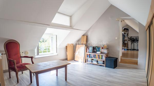 Je vous invite à découvrir cette longère de 105 m² habitables, nichée au cœur d'un cadre naturel préservé, à moins de 10 minutes de La Charité-sur-Loire.

Le bien :

- Cuisine aménagée et équipée de 18 m²
- Pièce de vie de 21 m²
- Pièce vitrée ouvrant sur une terrasse de 36 m²
- Salle de bain avec baignoire et douche à l'italienne
- Buanderie
- 3 chambres dont 1 de plain-pied
- Pompe à chaleur de 2019
- Terrain plat de 880 m² adossé à la forêt
- Carport pour 3 véhicules

Votre visite :

La visite débute par la lumineuse cuisine de 18 m² aménagée et équipée qui reflète tout le charme de cette maison ancienne avec son plafond aux poutres apparentes, son îlot central en pierre naturelle et son ancien four à pain. Cette pièce centrale distribue les différentes parties habitables de cette maison.

Un couloir dessert la chaufferie, où se trouvent la pompe à chaleur de 2019 et le ballon d'eau chaude sanitaire, puis mène à une chambre parentale de plain-pied de 13 m², récemment restaurée et équipée d'un grand dressing.

Les autres chambres se trouvent à l'étage aménagé en mansarde.
En haut des escaliers se découvre un beau palier d'une surface d'environ 15 m² au sol proposant une superficie habitable d'environ 10 m² et équipé de nombreux placards, idéal pour le rangement. Cet étage propose également deux chambres lumineuses d'une surface au sol de 16 et 18 m² offrant 10 et 11 m² habitables, toutes deux équipées de placards et dressing.

De retour au rez-de-chaussée, vous pourrez découvrir une salle de bain récente d'environ 8 m² équipée d'une baignoire et d'une douche à l'italienne. En enfilade se trouve la buanderie équipée d'étagères très pratiques pour stocker le nécessaire.

La suite de la visite vous emmène dans la pièce de vie de 21 m² lumineuse et pleine de cachet grâce à son plafond aux poutres apparentes et son mur laissé brut faisant apparaître de belles pierres naturelles. Un poêle à granulés vous permettra de projeter de belles soirées d'hiver dans cette pièce de vie pleine de caractère.

Attenante à ce salon, une pièce vitrée s'ouvre sur la terrasse de 36 m² par le biais d'une baie vitrée laissant entrevoir un terrain plat de 880 m², sans vis-à-vis notable, adossé à la forêt. Ce cadre verdoyant et privilégié vous apportera toute la sérénité pour des moments à vivre en famille ou entre amis.

Cette maison ancienne restaurée avec goût saura vous ravir par son authenticité.

Plus de photos et la vidéo sur mon site :
https://bskimmobilier.com/bien/raveau/maison-de-105-m/351742?from=agent