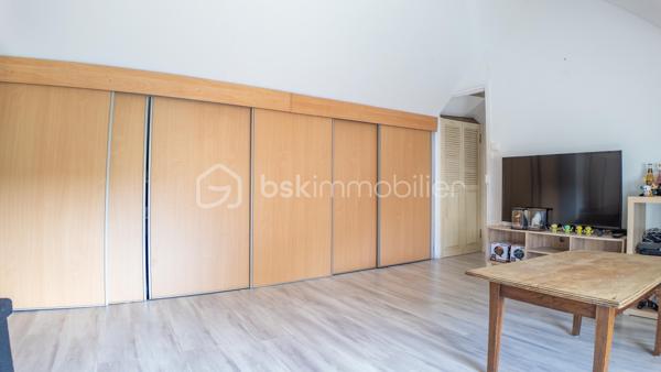 Je vous invite à découvrir cette longère de 105 m² habitables, nichée au cœur d'un cadre naturel préservé, à moins de 10 minutes de La Charité-sur-Loire.

Le bien :

- Cuisine aménagée et équipée de 18 m²
- Pièce de vie de 21 m²
- Pièce vitrée ouvrant sur une terrasse de 36 m²
- Salle de bain avec baignoire et douche à l'italienne
- Buanderie
- 3 chambres dont 1 de plain-pied
- Pompe à chaleur de 2019
- Terrain plat de 880 m² adossé à la forêt
- Carport pour 3 véhicules

Votre visite :

La visite débute par la lumineuse cuisine de 18 m² aménagée et équipée qui reflète tout le charme de cette maison ancienne avec son plafond aux poutres apparentes, son îlot central en pierre naturelle et son ancien four à pain. Cette pièce centrale distribue les différentes parties habitables de cette maison.

Un couloir dessert la chaufferie, où se trouvent la pompe à chaleur de 2019 et le ballon d'eau chaude sanitaire, puis mène à une chambre parentale de plain-pied de 13 m², récemment restaurée et équipée d'un grand dressing.

Les autres chambres se trouvent à l'étage aménagé en mansarde.
En haut des escaliers se découvre un beau palier d'une surface d'environ 15 m² au sol proposant une superficie habitable d'environ 10 m² et équipé de nombreux placards, idéal pour le rangement. Cet étage propose également deux chambres lumineuses d'une surface au sol de 16 et 18 m² offrant 10 et 11 m² habitables, toutes deux équipées de placards et dressing.

De retour au rez-de-chaussée, vous pourrez découvrir une salle de bain récente d'environ 8 m² équipée d'une baignoire et d'une douche à l'italienne. En enfilade se trouve la buanderie équipée d'étagères très pratiques pour stocker le nécessaire.

La suite de la visite vous emmène dans la pièce de vie de 21 m² lumineuse et pleine de cachet grâce à son plafond aux poutres apparentes et son mur laissé brut faisant apparaître de belles pierres naturelles. Un poêle à granulés vous permettra de projeter de belles soirées d'hiver dans cette pièce de vie pleine de caractère.

Attenante à ce salon, une pièce vitrée s'ouvre sur la terrasse de 36 m² par le biais d'une baie vitrée laissant entrevoir un terrain plat de 880 m², sans vis-à-vis notable, adossé à la forêt. Ce cadre verdoyant et privilégié vous apportera toute la sérénité pour des moments à vivre en famille ou entre amis.

Cette maison ancienne restaurée avec goût saura vous ravir par son authenticité.

Plus de photos et la vidéo sur mon site :
https://bskimmobilier.com/bien/raveau/maison-de-105-m/351742?from=agent