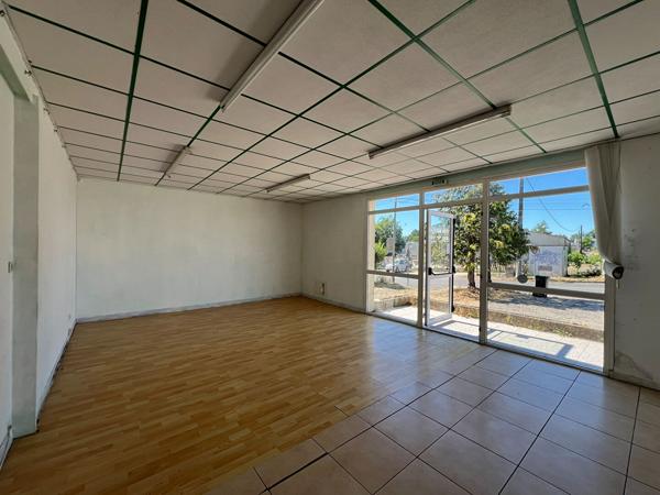 Ensemble de 3 Locaux Commerciaux à Confolens 383 m² avec Parking