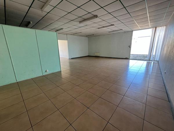 Ensemble de 3 Locaux Commerciaux à Confolens 383 m² avec Parking