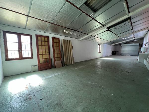Ensemble de 3 Locaux Commerciaux à Confolens 383 m² avec Parking