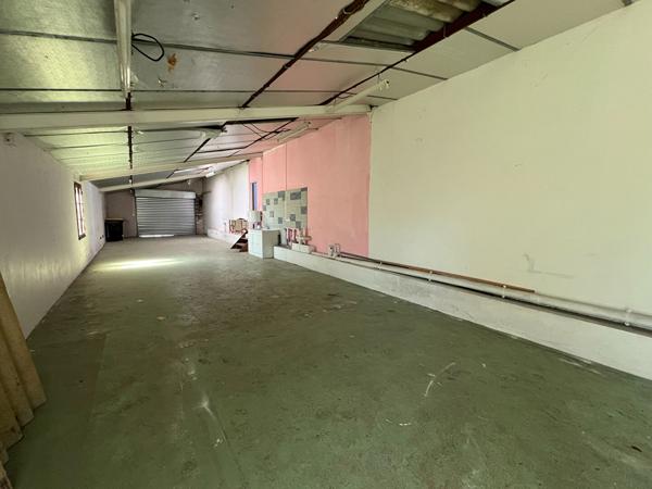 Ensemble de 3 Locaux Commerciaux à Confolens 383 m² avec Parking