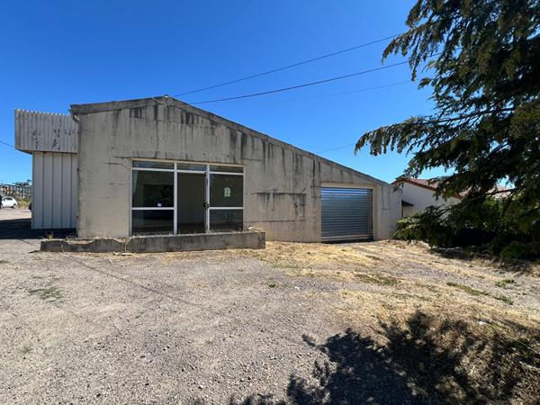 Ensemble de 3 Locaux Commerciaux à Confolens 383 m² avec Parking