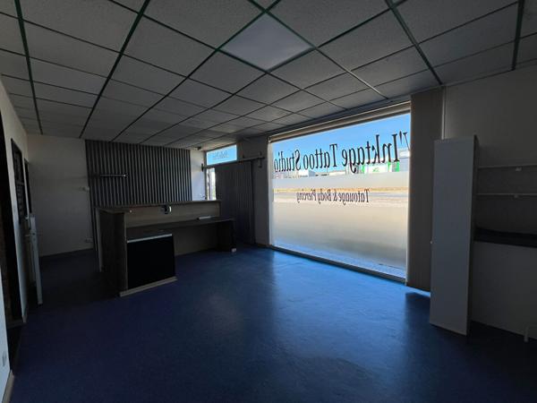 Ensemble de 3 Locaux Commerciaux à Confolens 383 m² avec Parking